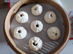 现在天气热，盖上盖子大概20分钟左右完成发酵