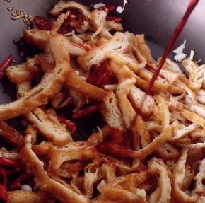 添加10克的生抽、继续翻炒均匀