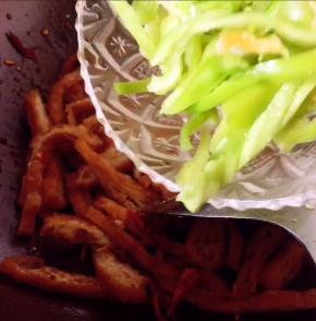 倒入青椒丝，翻炒