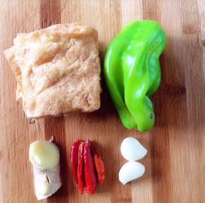 首先准备好食材：油炸干五片、青椒一个、干辣椒四个、蒜瓣两瓣、姜八克左右