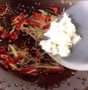 再放入蒜末，小火炒香，这个香味我自喜欢