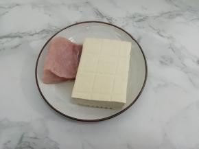 准备肉和豆腐