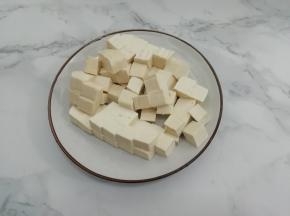 豆腐先洗干净，然后切成块