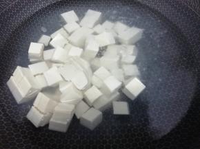 锅里加入适量的水，少许盐烧开，然后把豆腐放入锅中炒水一分钟