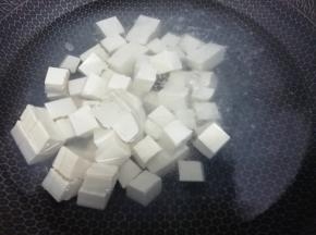 锅里加入适量的水，少许盐烧开，然后把豆腐放入锅中炒水一分钟