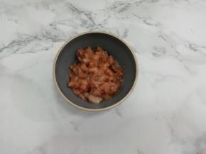 肉切成小粒，然后加入油，生抽，搅拌均匀腌制十分钟