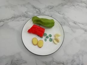 准备青红辣椒，姜和蒜