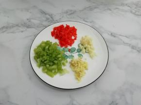 把青红辣椒，蒜姜都切成粒