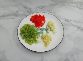 把青红辣椒，蒜姜都切成粒