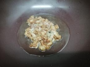 加入适量油，然后把腌制好的肉放入锅中翻炒到肉变色