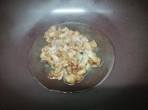 加入适量油，然后把腌制好的肉放入锅中翻炒到肉变色