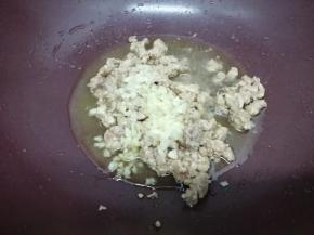 然后加入姜和蒜，炒出香味