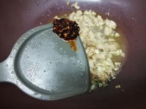 再加入辣椒油翻炒均匀