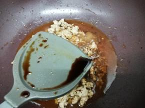 再加入生抽翻炒均匀