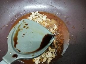 再加入生抽翻炒均匀