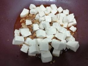 再加入焯好水的豆腐翻炒片刻