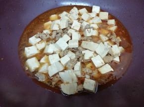 再加入和食材一平的水，大火烧开，转中火煮