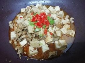 煮到剩少许的汤时，把青红辣椒放入锅中大火煮两分钟