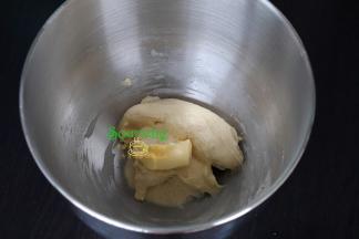 面粉、水、细砂糖、鸡蛋、盐、酵母、奶粉倒入厨师机，用手搅拌均匀，然后按4挡揉6分钟，加入黄油继续揉5分钟。最后揉至能拉来出薄膜的扩展阶段。