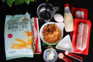 （以下食材用量可做4个）高筋面粉140克、水80克、细砂糖20克、黄油15克、鸡蛋10克、盐2克、酵母3克、奶粉10克、牛肉肠4根。表面装饰食材：全蛋液、沙拉酱、肉松。