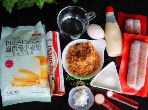 （以下食材用量可做4个）高筋面粉140克、水80克、细砂糖20克、黄油15克、鸡蛋10克、盐2克、酵母3克、奶粉10克、牛肉肠4根。表面装饰食材：全蛋液、沙拉酱、肉松。