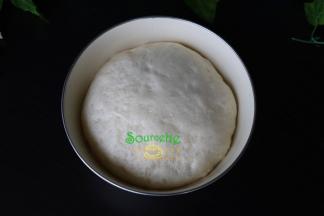 揉成光滑面团继续放入厨师机的桶里，盖上一块湿布，发酵至原来的2倍大，手指蘸点面粉，放入发酵好的面团中间，面团不回缩，说明发酵完成。