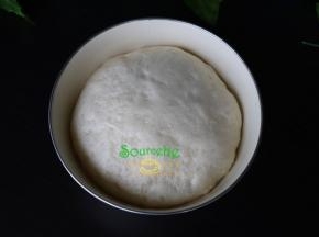 揉成光滑面团继续放入厨师机的桶里，盖上一块湿布，发酵至原来的2倍大，手指蘸点面粉，放入发酵好的面团中间，面团不回缩，说明发酵完成。