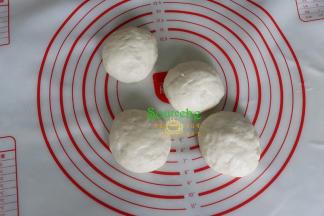 发酵好的面团揉面排出空气，然后分成四等份，揉圆，静放10分钟，进行醒面。