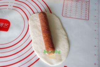 中间放入热狗并卷起来，要全部包裹好热锅，不要露出。