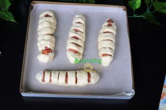 按相同的方法继续做完，然后均匀码入烤盘，放入烤箱发酵，烤箱可以放一盘温水，保存烤箱内湿度。发酵好的面包就不会干。发酵好的面包，表面涂一层蛋液。