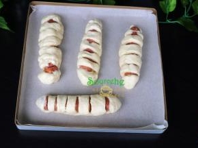 按相同的方法继续做完，然后均匀码入烤盘，放入烤箱发酵，烤箱可以放一盘温水，保存烤箱内湿度。发酵好的面包就不会干。发酵好的面包，表面涂一层蛋液。