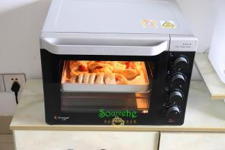 烤箱预约，180度，上下火，15分钟，烤盘放入烤箱中层。每个烤箱不同，烤温和时间略有差异。