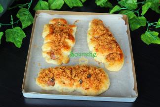 烤好面包，取出放凉，表面涂抹一层沙拉，再放入肉松蘸在上面。热狗肉松包就做好了。出炉就给儿子拿走一个，所以只有三个放了沙拉和肉松。