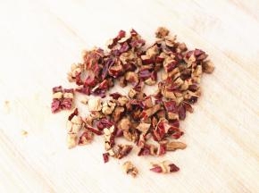 红枣去核，切成小丁备用。