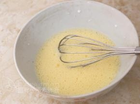 蛋黄打散，加入牛奶和色拉油，画“Z”字搅拌，一直将它们搅拌到表面有一层细腻的泡沫，即乳化完毕。