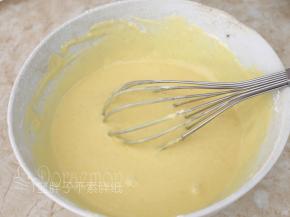 所有粉类混匀，筛入蛋黄液中，搅拌均匀。