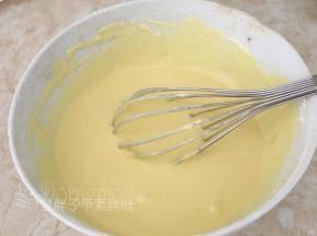 所有粉类混匀，筛入蛋黄液中，搅拌均匀。