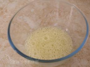 电动打蛋器低速将蛋白搅打至起鱼眼泡，加入1/3的糖粉。