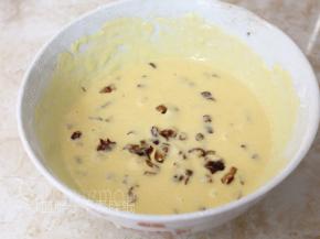 加入红枣碎，搅拌成细腻光滑状，放在一旁备用。