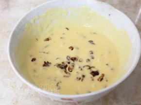 加入红枣碎，搅拌成细腻光滑状，放在一旁备用。