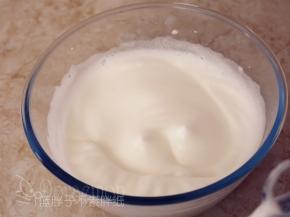 接着继续用电动打蛋器高速搅打，至蛋白变成细腻的泡沫，再加入1/3的糖粉。