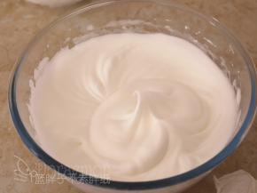 继续用电动打蛋器中速搅打，直到提起打蛋头是大弯钩状，加入剩余的1/3的糖粉。