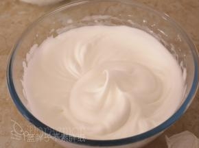 继续用电动打蛋器中速搅打，直到提起打蛋头是大弯钩状，加入剩余的1/3的糖粉。