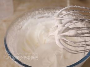 最后低速搅打，直至明显感到阻力，提起打蛋器时尖端是短而小的尖峰。