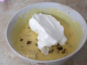 取1/3的蛋白霜加入到面糊中，用橡皮刮刀翻拌均匀。