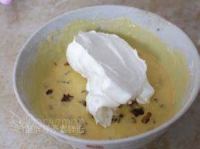 取1/3的蛋白霜加入到面糊中，用橡皮刮刀翻拌均匀。