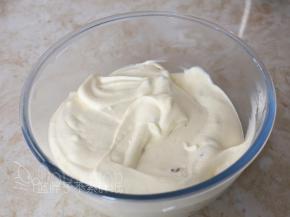 再倒回蛋白霜中，继续翻拌均匀，直至看不到一丝蛋白，面糊呈细腻光滑状。