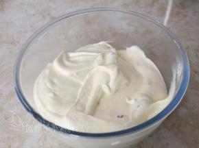 再倒回蛋白霜中，继续翻拌均匀，直至看不到一丝蛋白，面糊呈细腻光滑状。