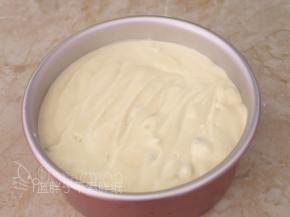 将面糊倒入学厨6寸戚风蛋糕模中，轻轻晃动一下，让面糊表面比较平整，再震两下。