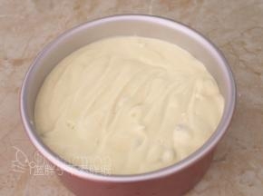 将面糊倒入学厨6寸戚风蛋糕模中，轻轻晃动一下，让面糊表面比较平整，再震两下。
